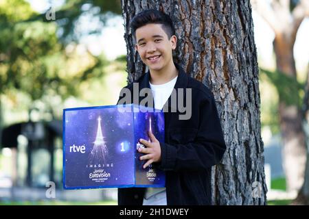 Madrid, Spagna. 18 Ott 2021. Il cantante Levi Diaz si pone durante la sua presentazione di lui come rappresentante della Spagna per Eurovisione Junior 2021 a Madrid. (Foto di Atilano Garcia/SOPA Images/Sipa USA) Credit: Sipa USA/Alamy Live News Foto Stock