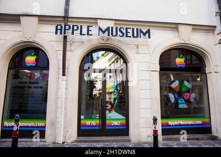 Praga, Repubblica ceca - Aprile 2018: facciata del Museo Apple presso la vecchia citta' di Praga Foto Stock