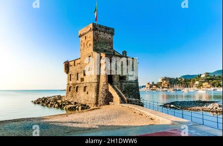 Castelli sul mare Bandiera Italiana - castello di Rapallo , Liguria Genova Golfo del Tigullio vicino a Portofino in Italia . Foto Stock