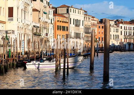 VENEZIA, ITALIA - 20 SETTEMBRE 2017: Canal Grande, edifici d'epoca, barche parcheggiate al porto turistico. Canal Grande è uno dei principali corrido del traffico idrico Foto Stock