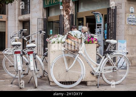 Valencia, Spagna - 16 giugno 2017: Noleggio biciclette Verrassend Valencia parcheggiato in una piccola piazza turistica nel centro storico della città in una giornata estiva Foto Stock