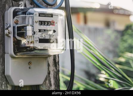 La potenza elettrica del misuratore del consumo di energia. Watt ora contatore elettrico di strumento di misurazione. Foto Stock