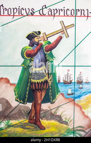 Lisbona, Portogallo - 1 marzo 2020: Pittura murale raffigurante un navigatore del XVI secolo con il personale Jacobs. Museo della Marina, Lisbona, Portogallo Foto Stock