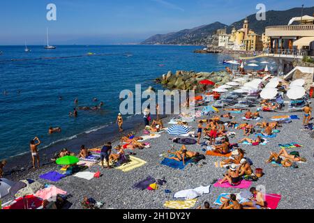 Camogli, Italia - 15 settembre 2019: Persone che riposano in spiaggia a Camogli nella giornata estiva di sole, Liguria, Italia Foto Stock
