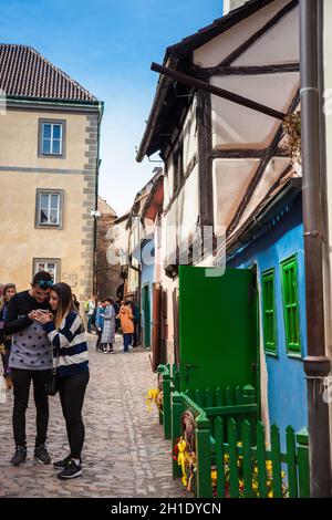 Praga, Repubblica ceca - Aprile 2018: turisti al Golden Lane un street situato nel Castello di Praga originariamente costruita nel XVI secolo al castello di casa Foto Stock