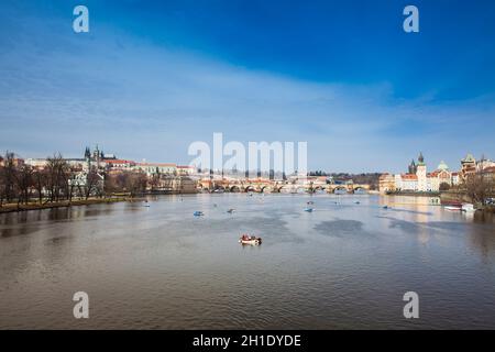 Praga, Repubblica ceca - Aprile 2018: Il bellissimo centro storico della città di Praga e sul fiume Moldava Foto Stock