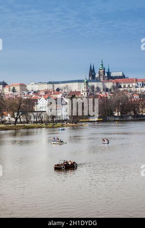 Praga, Repubblica ceca - Aprile 2018: Il bellissimo centro storico della città di Praga e sul fiume Moldava Foto Stock