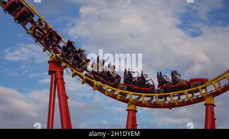 VIENNA, Austria - 16 agosto 2019 - Roller Coaster Ride nel parco di divertimenti Prater Il 16 agosto 2019 a Vienna, in Austria Foto Stock