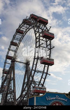 VIENNA, Austria - 16 agosto 2019 - ruota panoramica Ferris al parco di divertimenti Prater Il 16 agosto 2019 a Vienna, in Austria Foto Stock