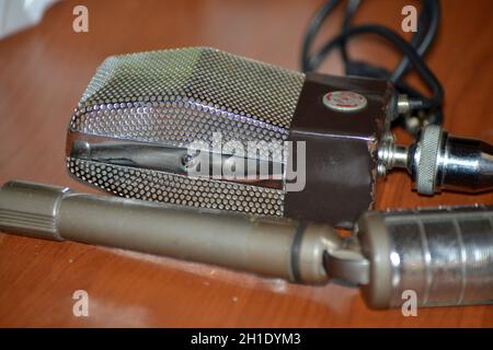 Due microfoni metallici sul tavolo Foto Stock