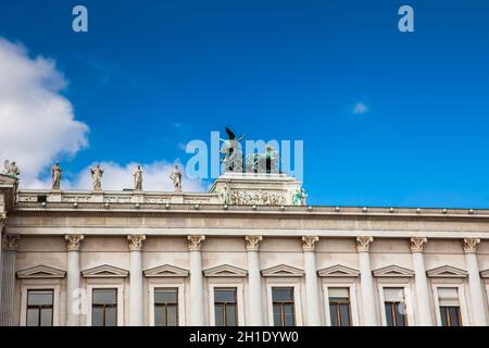 Lo storico parlamento austriaco costruzione completata nel 1883 e situato sul boulevard Ringstrabe nel primo distretto di Vienna Foto Stock