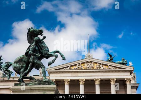 Lo storico parlamento austriaco costruzione completata nel 1883 e situato sul boulevard Ringstrabe nel primo distretto di Vienna Foto Stock