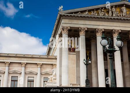 Lo storico parlamento austriaco costruzione completata nel 1883 e situato sul boulevard Ringstrabe nel primo distretto di Vienna Foto Stock