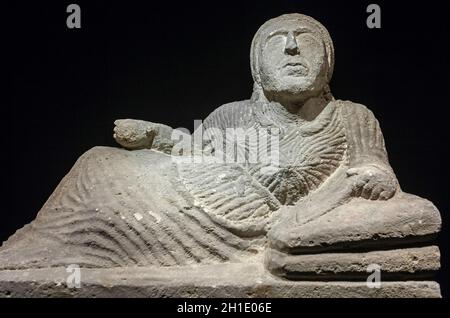 Barcellona, Spagna - 27 dic 2019: Urna Cineray etrusca sul podio. Figura femminile reclinata scolpita Foto Stock