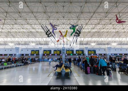 Gran Canaria, Spagna - 24 Novembre 2019: terminale di l'aeroporto di Gran Canaria (LPA) in Spagna. Foto Stock