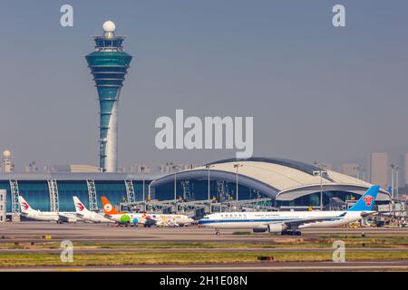 Guangzhou, Cina – 25 settembre 2019: Aeroplani all'aeroporto di Guangzhou Baiyun (CAN) in Cina. Foto Stock