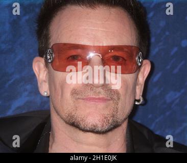 Bono partecipa all'esibizione notturna di "SPIDER-MAN Turn Off the Dark" al Foxwoods Theatre di New York il 14 giugno 2011. Photo Credit: Henry McGee/MediaPunch Foto Stock