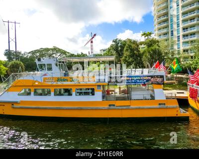 Fort Lauderdale - 11 dicembre 2019: Il taxi acqueo lungo le vie d'acqua di Fort Lauderdale a Fort Lauderdale il 11 dicembre 2019 Foto Stock