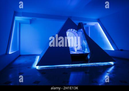 Fotocamera flottante nella forma di una piramide nel centro di ricreazione. Floatinh effetto positivo sul vostro corpo. Avete una sensazione di leggerezza e ful Foto Stock