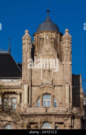 Dettaglio del Gresham Palace un esempio di architettura in stile Liberty Foto Stock