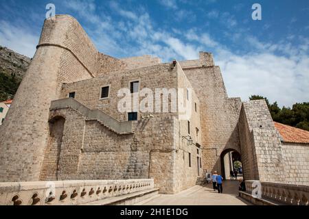 DUBROVNIK CROAZIA - Aprile 2018: Revelin Tower presso il cancello PLOCE sulle belle mura di Dubrovnik Foto Stock