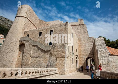 DUBROVNIK CROAZIA - Aprile 2018: Revelin Tower presso il cancello PLOCE sulle belle mura di Dubrovnik Foto Stock