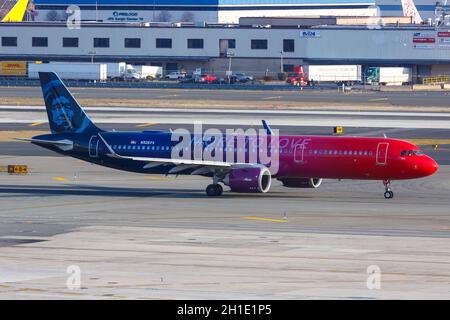 New York City, New York – 28 febbraio 2020: Aereo Alaska Airlines Airbus A321neo all'aeroporto JFK di New York (JFK) a New York. Airbus è una a europea Foto Stock