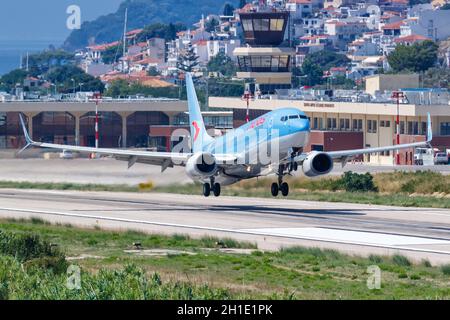 Skiathos, Grecia – 29 luglio 2019: Aereo Neos Boeing 737-800 all'aeroporto di Skiathos (JSI) in Grecia. Boeing è un produttore americano di aeromobili headqu Foto Stock