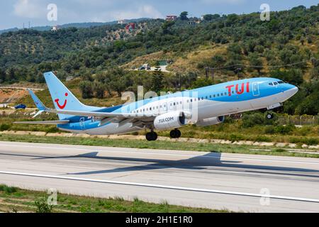 Skiathos, Grecia – 2 agosto 2019: Aereo TUI Boeing 737-800 all'aeroporto di Skiathos (JSI) in Grecia. Boeing è un produttore americano di aeromobili headqu Foto Stock