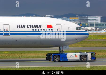 Francoforte, Germania – 25 aprile 2018: Aereo Air China Airbus A330 all'aeroporto di Francoforte (fra) in Germania. Airbus è un produttore europeo di aeromobili Foto Stock