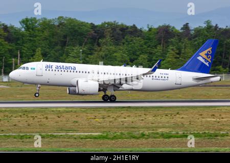 Francoforte, Germania – 25 aprile 2018: Aereo A320neo Air Astana Airbus all'aeroporto di Francoforte (fra) in Germania. Airbus è un produttore di aerei europei Foto Stock