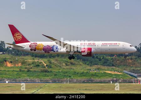 Chengdu, Cina – 22 settembre 2019: Juneyao Air Boeing 787-9 aereo Dreamliner all'aeroporto di Chengdu Shuangliu (CTU) in Cina. Boeing è un americano A. Foto Stock