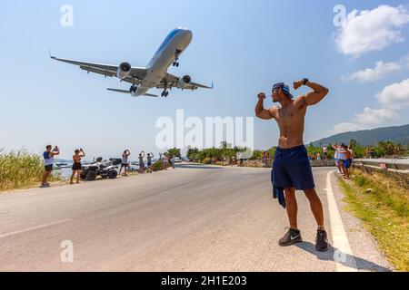 Skiathos, Grecia – 2 agosto 2019: Aereo TUI Boeing 757-200 all'aeroporto di Skiathos (JSI) in Grecia. Boeing è un produttore americano di aeromobili headqu Foto Stock