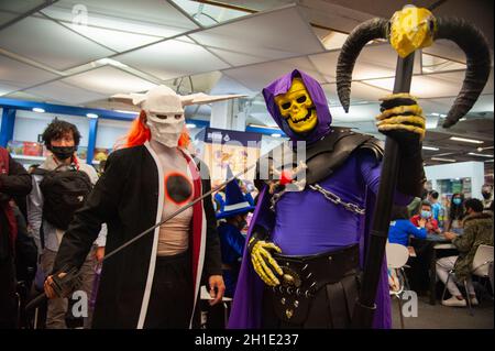 Un fan di Hee-Man pone per una foto utilizzando un costume di Skeletor durante il quarto giorno del DIVANO (Salon del Ocio y la Fantasia) 2021, una fiera volta a. Foto Stock