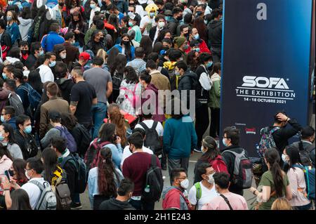 Più di mille persone hanno inondato il Corferias Fair Compund tra le restrizioni di distanza sociale COVID-19 durante il quarto giorno del DIVANO (Salon Foto Stock