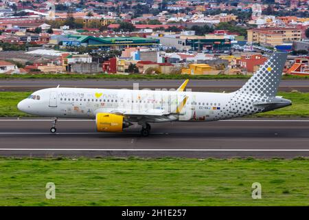 Tenerife, Spagna – 25 novembre 2019: Aereo Vueling Airbus A320neo all'aeroporto di Tenerife Nord (TFN) in Spagna. Airbus è un produttore di aerei europei Foto Stock