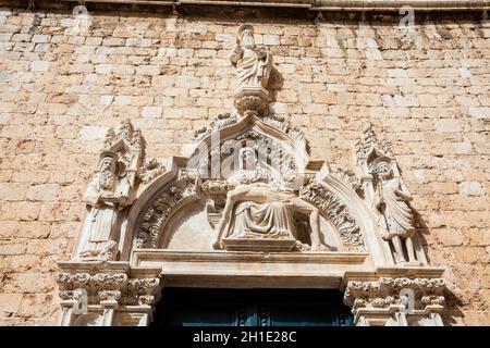 Dettaglio della pietra che intaglia nel monastero francescano situato a Stradun street nel paese vecchio di Dubrovnik Foto Stock