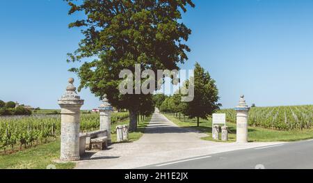 Saint Emilion, Francia - 26 maggio 2017: Storefront della casa di un produttore di grande alluvione di vino Saint Emilion, Chateau Soutard in un giorno di primavera Foto Stock