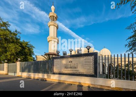 Aqaba Giordania - 6 Novembre 2017: iscrizione sul recinto della più grande moschea di Giordani Al-Sharif Al-Hussein Bin Ali nel centro di Aqaba Giordania Foto Stock