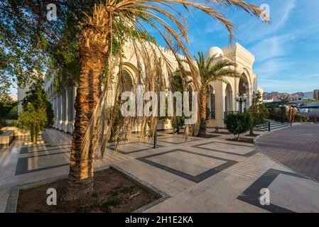 Aqaba Giordania - 6 Novembre 2017: la grande moschea di Giordani Al-Sharif Al-Hussein Bin Ali nel centro di Aqaba Giordania. Palm tree in foregroun Foto Stock