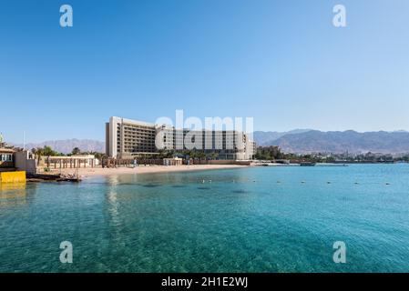 Aqaba Giordania - 6 Novembre 2017: vista dal mare al Kempinski Hotel Aqaba Red Sea nel golfo di Aqaba in Aqaba Giordania. Foto Stock