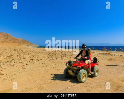 Sharm El Sheikh, Egitto - 17 febbraio 2020: Il popolo in quad tour nel deserto in Egitto sul panorama delle vacanze Foto Stock