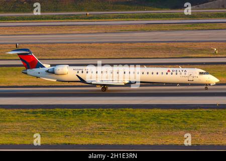 Atlanta, Georgia – 2 aprile 2019: Aereo CRJ-900 Delta Connection Endeavour Air Bombardier all'aeroporto di Atlanta (ATL) in Georgia. Foto Stock