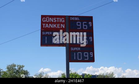 Spritpreise auf historischem Tiefpunkt - wie hier in Freiburg im Breisgau lagen die Preise deutlich unter einem Euro Themenbild Auto und Verkehr Foto Stock