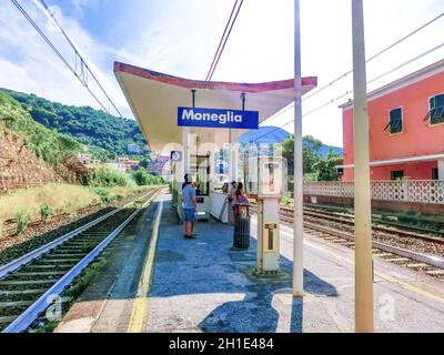 Moneglia, Italia - 15 settembre 2019: Persone alla stazione ferroviaria di Moneglia in Italia il 15 settembre 2019 Foto Stock