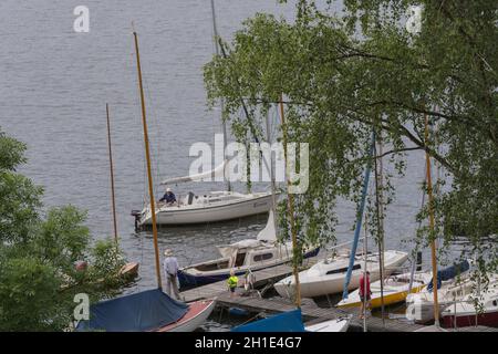 ESSEN, NRW, GERMANIA - 10 GIUGNO 2017: Piccolo porto per barche a vela nella città di Essen sul lago Baldeney (Baldeneysee) in Germania. Foto Stock