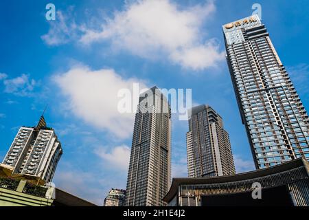 Chongqing, Cina - Agosto 2019 : edifici moderni per grattacieli commerciali e commerciali nel quartiere di Jiefangbei nella città di Chongqing Foto Stock