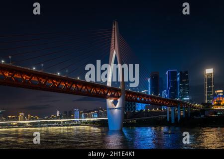 Chongqing, Cina - Agosto 2019 : illuminato DongShuiMen ponte strada sopra e attraverso il possente fiume Yangtze nella città di Chongqing al crepuscolo Foto Stock