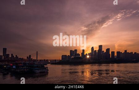 Chongqing, Cina - Agosto 2019 : Vista degli alti edifici residenziali e commerciali nella citta' di Chongqing al crepuscolo Foto Stock