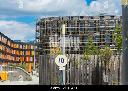 DESSAU - 05 AGOSTO 2018: Dessau - 05 agosto 2018: Ambiente, facciata in vetro e area di ingresso dell'Agenzia ambientale federale di Dessau Foto Stock